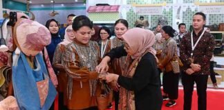 Saat Ibu Negara Beli Batik dan Gelang di UMKM Mitra Binaan Pertamina PERTAMINA