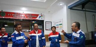 Dirut Pertamina Patra Niaga Turun Langsung Cek Kondisi Pipa Tuban PERTAMINA