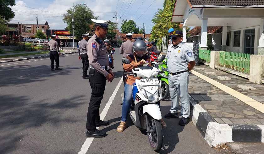 Di Alun Alun Wates Kulon Progo