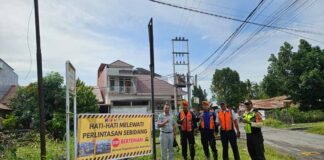 Jasa Raharja Kanwil Sumbar Bersama PT KAI DIVRE II Pasang Spanduk Himbauan Keselamatan Pada Perlintasan Sebidang di Kota Padang Perlintasan Sebidang di Kota Padang