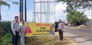 Tindak Lanjut Rapat FKLL, Jasa Raharja Sumbawa Pasang Spanduk Keselamatan Berkendara Untuk Turunkan Fatalitas Untuk Turunkan Fatalitas