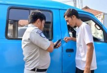 Petugas Jasa Raharja Banten Melakukan Giat Door to Door ( DTD ) Kepada Pemilik Angkutan Umum di Wilayah Kota Serang jasa raharja banten