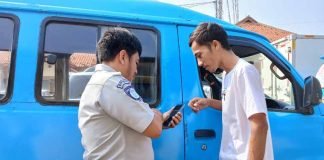 Petugas Jasa Raharja Banten Melakukan Giat Door to Door ( DTD ) Kepada Pemilik Angkutan Umum di Wilayah Kota Serang jasa raharja banten