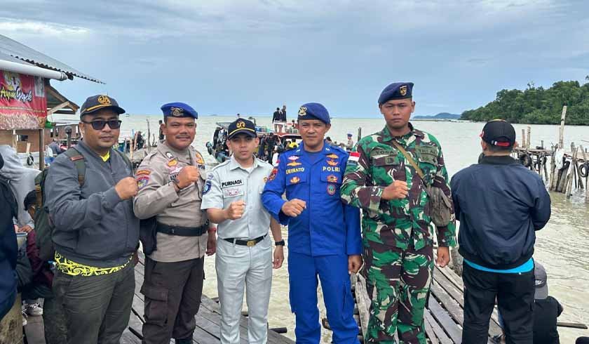 di Dermaga Teluk Suak di Dermaga Teluk Suak