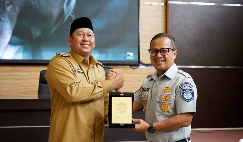 di Halaman Kantor Bupati Barito Kuala