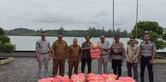 Jasa Raharja Serahkan Life Jacket ke Operator Kapal Penumpang di Kijang Bintan di Kijang Bintan
