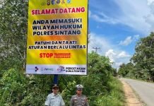 Tindak Lanjut FKLL Kabupaten Sintang, Jasa Rahaja dan Stakeholder Pasang Baliho Himbauan Keselamatan Lalu Lintas di Titik Perbatasan Daerah di Titik Perbatasan Daerah