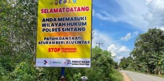 Tindak Lanjut FKLL Kabupaten Sintang, Jasa Rahaja dan Stakeholder Pasang Baliho Himbauan Keselamatan Lalu Lintas di Titik Perbatasan Daerah di Titik Perbatasan Daerah