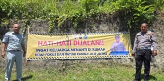 Jasa Raharja Sumatera Barat dan Satlantas Polres Pesisir Selatan Lakukan Pemasangan Spanduk Himbauan di Titik Rawan Laka Lantas di Titik Rawan Laka Lantas