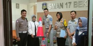 Jasa Raharja Bekasi dan Polres Metro Bekasi Sosialisasikan Keselamatan Lalu Lintas di SMAN 17 Kota Bekasi jasa raharja jabar