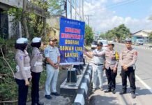 Jasa Raharja dan Satlantas Magelang Pasang Himbauan di Titik Rawan Kecelakaan jasa raharja jateng