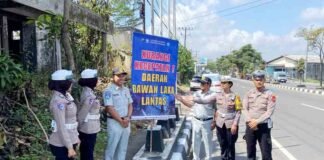 Jasa Raharja dan Satlantas Magelang Pasang Himbauan di Titik Rawan Kecelakaan jasa raharja jateng