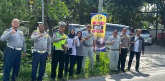 Jasa Raharja dan Forum Lalu Lintas Klaten Pasang Rambu Himbauan di Titik Rawan Kecelakaan jasa raharja jateng