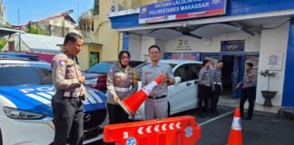 Jasa Raharja Sulsel Serahkan Barikade ke Polrestabes Makassar, Perkuat Keselamatan Lalu Lintas jasa raharja sulse