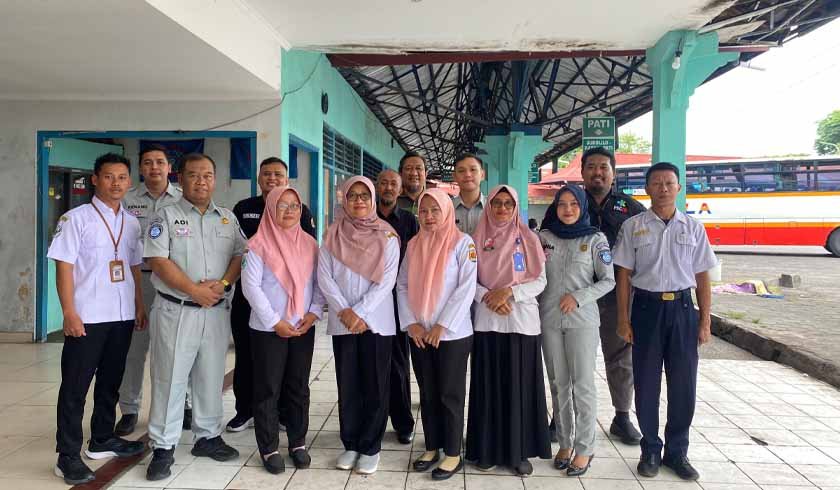 Melalui Mobil Unit Kecelakaan Lalu Lintas Melalui Mobil Unit Kecelakaan Lalu Lintas