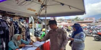 Jasa Raharja Cabang Bukittinggi Bersama Mitra Kerja Samsat Bukittinggi Bagikan Brosur Pemutihan Pajak Kendaraan di Pasar Aur Kuning jasa raharja sumbar