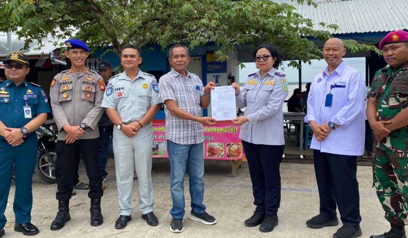 di Dermaga Teluk Suak–Pulau Lemukutan di Dermaga Teluk Suak–Pulau Lemukutan