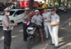 Jasa Raharja Sumbar dan Polresta Padang Gelar Safety Campaign, Pasang Bendera Merah Putih, dan Bagikan Brosur Pemutihan Pajak di Simpang Ujung Gurun Padang di Simpang Ujung Gurun Padang