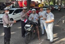Jasa Raharja Sumbar dan Polresta Padang Gelar Safety Campaign, Pasang Bendera Merah Putih, dan Bagikan Brosur Pemutihan Pajak di Simpang Ujung Gurun Padang di Simpang Ujung Gurun Padang