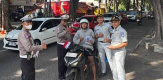 Jasa Raharja Sumbar dan Polresta Padang Gelar Safety Campaign, Pasang Bendera Merah Putih, dan Bagikan Brosur Pemutihan Pajak di Simpang Ujung Gurun Padang di Simpang Ujung Gurun Padang