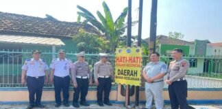 Jasa Raharja Pati Bersama Stakeholder Pasang Spanduk dan Papan Himbauan Keselamatan di Titik Rawan Kecelakaan jasa raharja jateng
