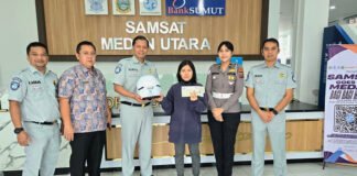 Dukung Hari Keselamatan Transportasi 2025, Jasa Raharja Bagi Helm di Kantor Bersama Samsat Bersama Samsat