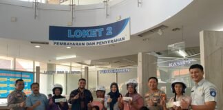 Jasa Raharja dan Tim Samsat Haurgeulis Bagikan Helm sebagai Apresiasi bagi Wajib Pajak Dalam Rangka Hari Keselamatan Transportasi Keselamatan Transportasi