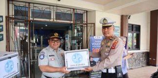 Jasa Raharja Cabang Sukabumi Dukung Hari Keselamatan dengan Membagikan Helm SNI kepada Wajib Pajak dan Pengendara Motor Pengendara Motor