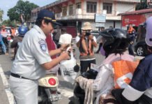 Peduli Keselamatan, Jasa Raharja Sumbar Bagikan Souvenir dan Edukasi di Perlintasan Kereta Api Perlintasan Kereta Api