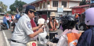 Peduli Keselamatan, Jasa Raharja Sumbar Bagikan Souvenir dan Edukasi di Perlintasan Kereta Api Perlintasan Kereta Api