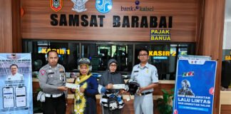 Doa Bersama dan Pembagian Helm Warnai Hari Keselamatan Transportasi 2025 Di Samsat Barabai Samsat Barabai
