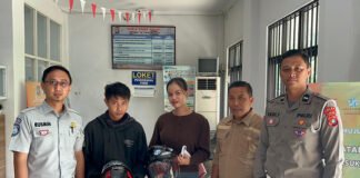 Bersama Peduli Keselamatan : Jasa Raharja Cabang Mamuju Gelar Kampanye Keselamatan Transportasi dan Pembagian Helm di Samsat Mamuju Samsat Mamuju