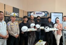Peringatan Hari Keselamatan Lalu Lintas, Jasa Raharja Purwakarta Bagikan Helm untuk Wajib Pajak di Samsat Purwakarta Samsat Purwakarta