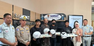 Peringatan Hari Keselamatan Lalu Lintas, Jasa Raharja Purwakarta Bagikan Helm untuk Wajib Pajak di Samsat Purwakarta Samsat Purwakarta
