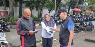Jasa Raharja Cabang Sukabumi Ajak Masyarakat Manfaatkan Program Pemutihan Pajak Melalui Pembagian Flyer di Lapangan Merdeka jasa raharja jabar