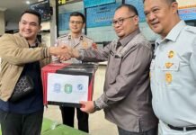 Dukung Keselamatan Transportasi Indonesia, Jasa Raharja Kalbar Bersama Stakeholder Bagikan Helm di Samsat Pontianak jasa raharja kalbar