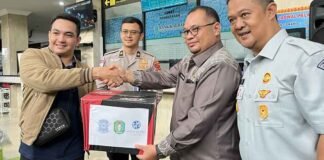 Dukung Keselamatan Transportasi Indonesia, Jasa Raharja Kalbar Bersama Stakeholder Bagikan Helm di Samsat Pontianak jasa raharja kalbar