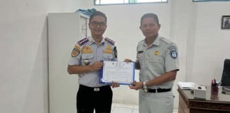 Jasa Raharja Serahkan Program Tanggung Jawab Sosial dan Lingkungan (TJSL) Bantuan Pengadaan Dan Pemasangan Lampu Sorot Dermaga Di Kabupaten Sekadau jasa raharja kalbar