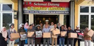 Peringati Hari Keselamatan Transportasi 2025, Jasa Raharja Solok Bagikan Helm Gratis untuk Wajib Pajak di Samsat Arosuka jasa raharja sumbar