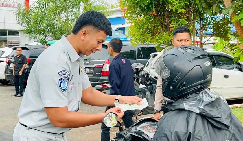 Bermotor Kepada Masyarakat