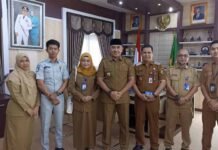 Tim Pembina Samsat Pelaihari Lakukan Audiensi dengan Bupati Tanah Laut, Penyerahan Data Tunggakan Kendaraan Dinas Plat Merah Kendaraan Dinas Plat Merah