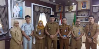 Tim Pembina Samsat Pelaihari Lakukan Audiensi dengan Bupati Tanah Laut, Penyerahan Data Tunggakan Kendaraan Dinas Plat Merah Kendaraan Dinas Plat Merah