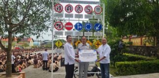 Dukung Keselamatan Siswa, Jasa Raharja Kepri Serahkan Rambu Lalu Lintas ke SMKN 5 Batam Lintas ke SMKN 5 Batam