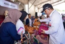 UMKM Lokal Ikut Ngebut di Mandalika: Dirut Pertamina Cicipi Jajanan Khas Lombok