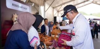 UMKM Lokal Ikut Ngebut di Mandalika: Dirut Pertamina Cicipi Jajanan Khas Lombok
