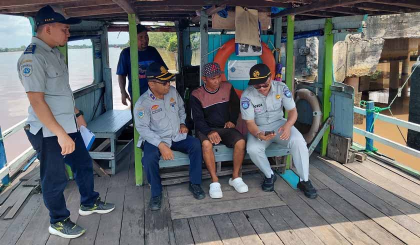 Penumpang Transportasi Sungai Penumpang Transportasi Sungai