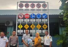 Jasa Raharja Kantor Wilayah Kepulauan Riau Serahkan Papan Rambu Lalu Lintas di SMAN 4 Batam, Sekolah dengan Kasus Laka Lantas Tertinggi di Kota Batam Tertinggi di Kota Batam