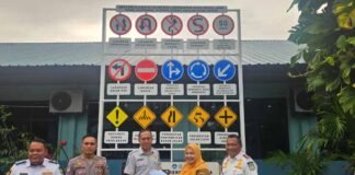 Jasa Raharja Kantor Wilayah Kepulauan Riau Serahkan Papan Rambu Lalu Lintas di SMAN 4 Batam, Sekolah dengan Kasus Laka Lantas Tertinggi di Kota Batam Tertinggi di Kota Batam