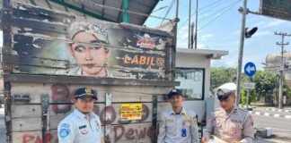 Operasi Gabungan Sekaligus Penempelan Stiker Himbauan di Bak Truk Dalam Upaya Keselamatan Lalu Lintas di Kabupaten Magelang Kabupaten Magelang