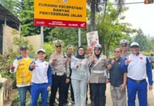Jasa Raharja Jawa Barat Bersama FLLAJ Sumedang dan Honda Safety Riding Center Pasang Rambu Keselamatan di Kawasan Kampus Jatinangor di Kawasan Kampus Jatinangor